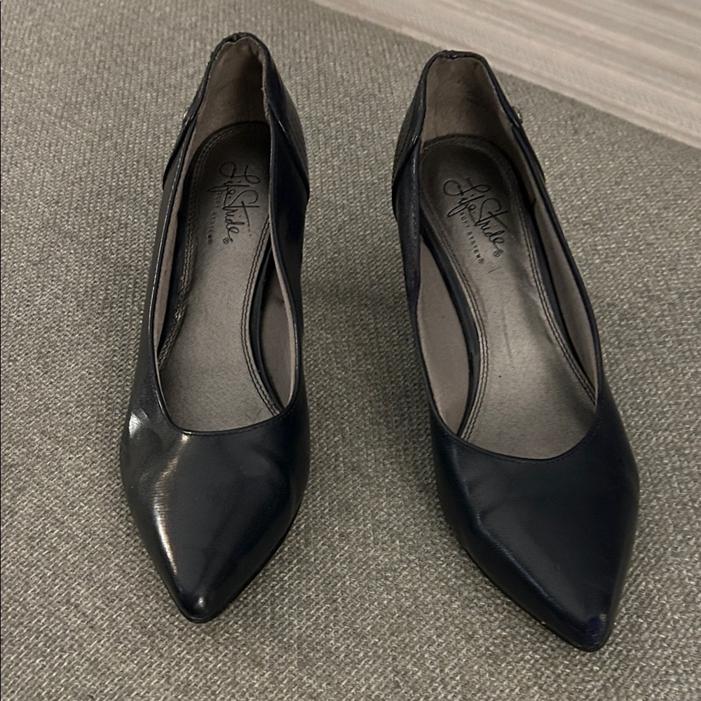 Life Stride Sift System navy pumps